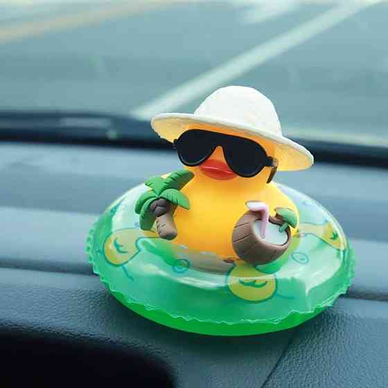 Декор для авто качка на панель, фігурка качка в окулярах з кокосом, прикраса в машину ПВХ Київ