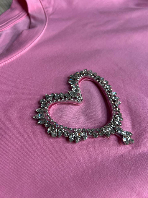 Футболка женская A-N 27009 оверсайз с вырезом в форме сердца с камнями, розовый, one size Киев - изображение 8