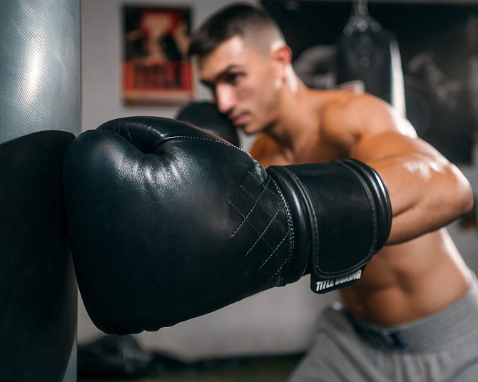 Боксерські рукавиці TITLE Boxing Ko-Vert Black 12 oz (бинти 4м. в комплекті) Каменское - изображение 9