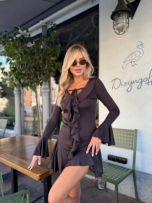 Женское романтичное мини платье с воланами микродайвинг Коричневый, 46/48 Одесса - изображение 2