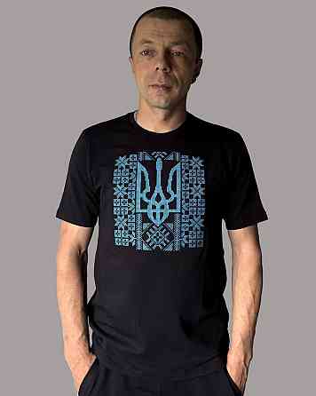 Мужская футболка вышиванка черного цвета с голубым большим трезубцем на груди Киев