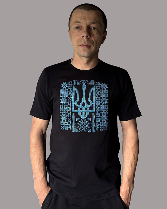 Мужская футболка вышиванка черного цвета с голубым большим трезубцем на груди Киев - изображение 1