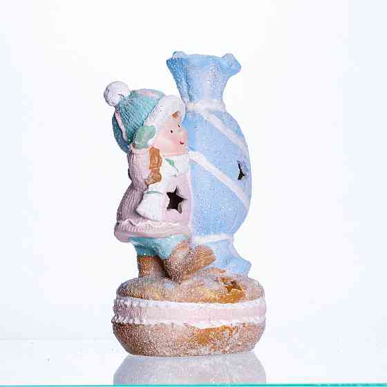 Новорічна декоративна фігурка з підсвіткою 12×9×20.5 см Новорічний декор Дитина з цукеркою з порцеляни CR-6-12 Коломыя