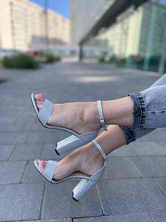 YES MILE Босоніжки жіночі срібні YES MILE -3 літні з напиленням еко-шкіра на підборах / Модні б Коломия