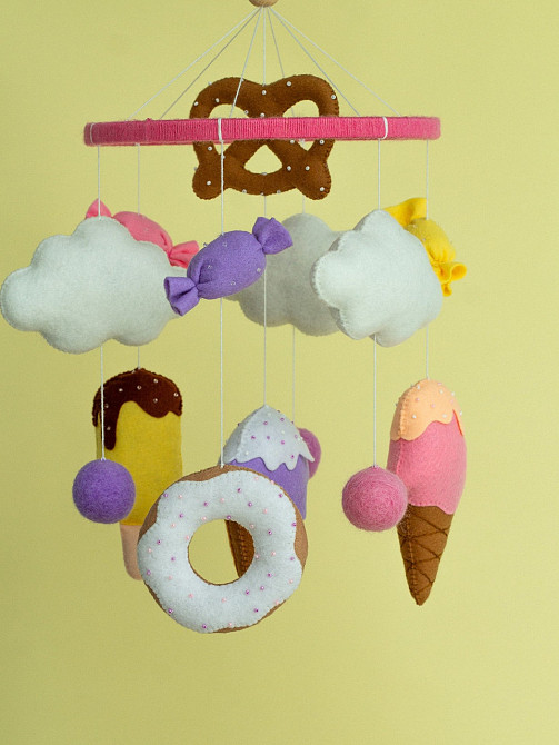 Дитячий мобіль на ліжечко для немовлят ручної роботи WooolyWool «Солодощі» Київ - фото 6