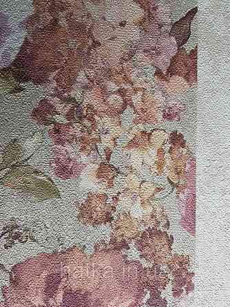 Шпалери вінілові на флізелін GranDeco Dorina метрові квіти великі рожеві, бузкові на пісочно оливковому тлі Київ