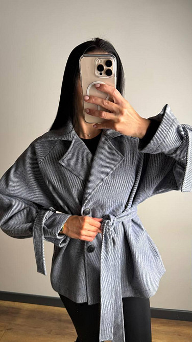 Женское трендовое пальто с двубортной застежкой на пуговицы и поясом Синий Одесса - изображение 3