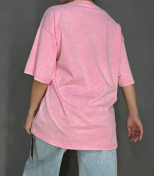 Футболка жіноча A-N 25012 подовжена оверсайз з нашивками патчами попереду one size, рожевий, one size Київ - фото 3