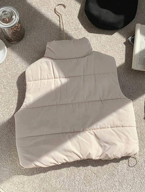 Жіноча укорочена жилетка з кишенями на блискавці плащівка еммі на синтепоні Одеса - фото 5