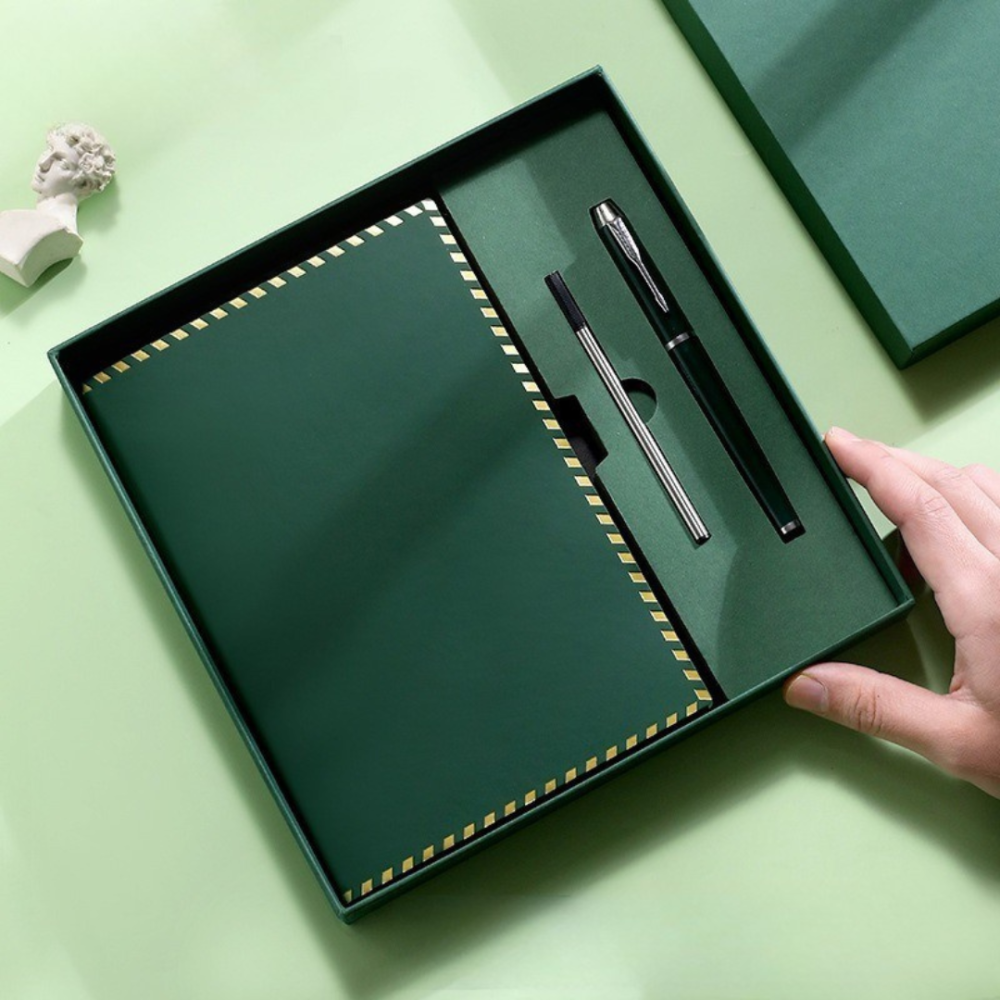 Блокнот А5 на 200 аркушів з ручкою скетчбук з еко-шкіри в подарунковій упаковці, набір 3в1, колір зелений Кам'янець-Подільський - фото 6