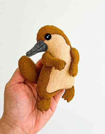 М’яка фетрова іграшка качкодзьоб ручної роботи – безпечна розвиваюча іграшка Київ