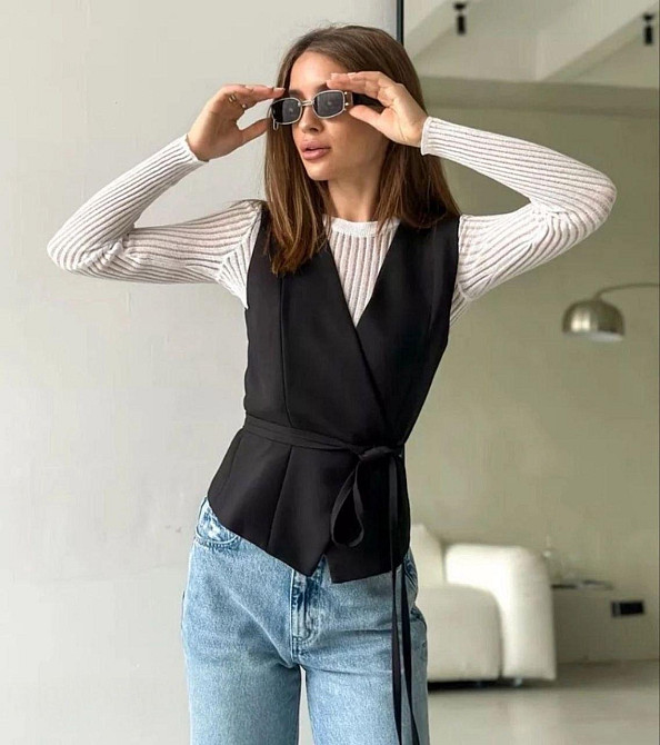 Жіноча базова жилетка на запах з поясом костюмка Одеса - фото 4