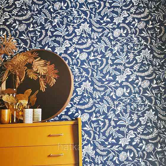 Шпалери вінілові на флізелін Caselio Mystery 0.53х10 м дитячі яскраві квіти листя білі блакитні на синьому тлі Київ