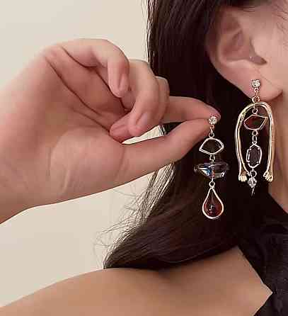 Серьги асимметричные золотистые с кристаллами дизайнерские длинные Киев