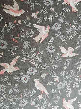 Шпалери вінілові на флізелін Petite Fleur 4 Rasch Texti 288901 на сірому тлі рожеві птахи квіти Київ