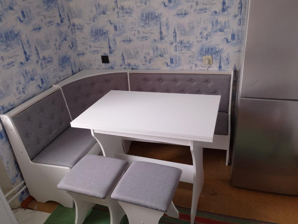 Маленький универсальный обеденный кухонный уголок ДСП с раскладным столом и пуфами 2 шт на кухню Белый Львов - изображение 1