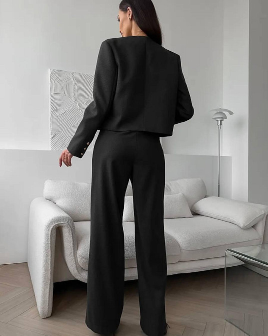 Женский лаконичный костюм с укороченным жакетом на подкладке и широкими брюками кашемир Черный, 46/48 Одесса - изображение 2