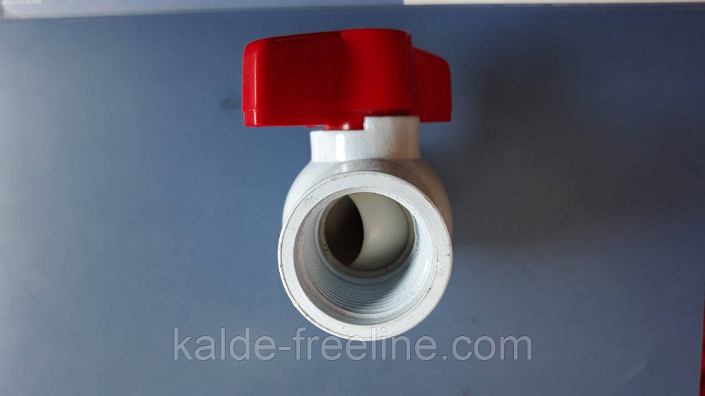 Кран пластиковый с резьбой 3/4