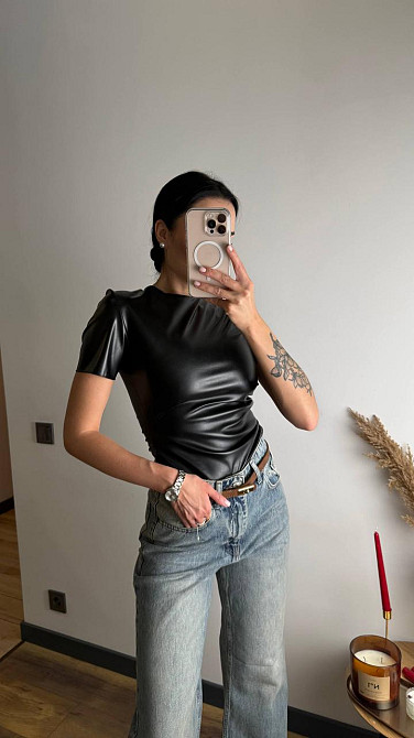 Женский лаконичный топ с коротким рукавом из экокожи Черный, 44/46 Одесса - изображение 4