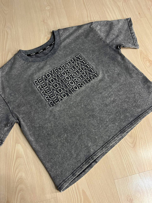 Футболка женская A-N 26031 вареная тай дай оверсайз с объемной надписью серая, серый, one size Киев - изображение 4
