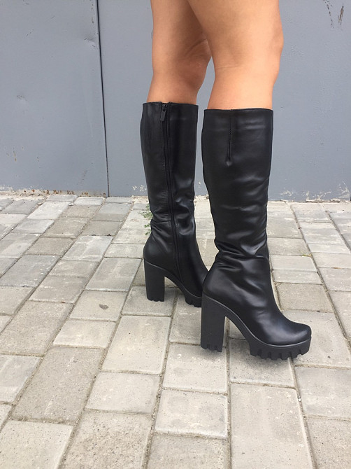 Стильні чоботи жіночі демісезонні весна-осінь на стійкому підборі чорні, натуральна шкіра 2561 Коломия - фото 1