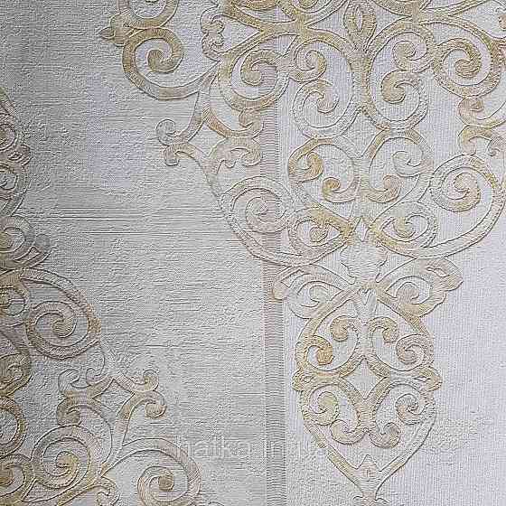 Шпалери метрові вінілові на флізелін 24 Carati Cristiana Masi вензель великий структурний на золотистий беж Київ