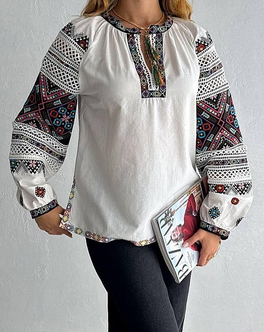 Женская современная вышиванка с разноцветной вышивкой 80% хлопок, 20% полиэстер. Белый, 50 Одесса - изображение 4