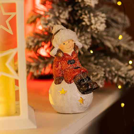 Новорічна декоративна фігурка з підсвіткою 9.5×8×16 (см) Новорічний декор Дівчинка на сніговій кулі з порцеляни CR-5-19 Коломыя