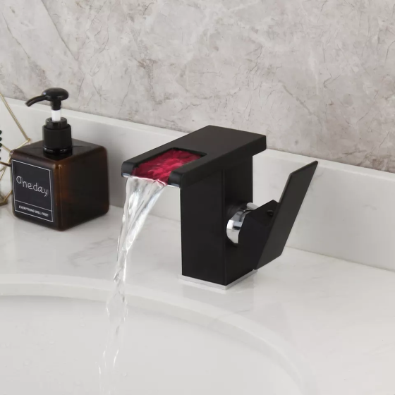 Смеситель дизайнерский для умывальника из черной латуни с водопадом, смеситель для раковины с подсветкой Каменец-Подольский