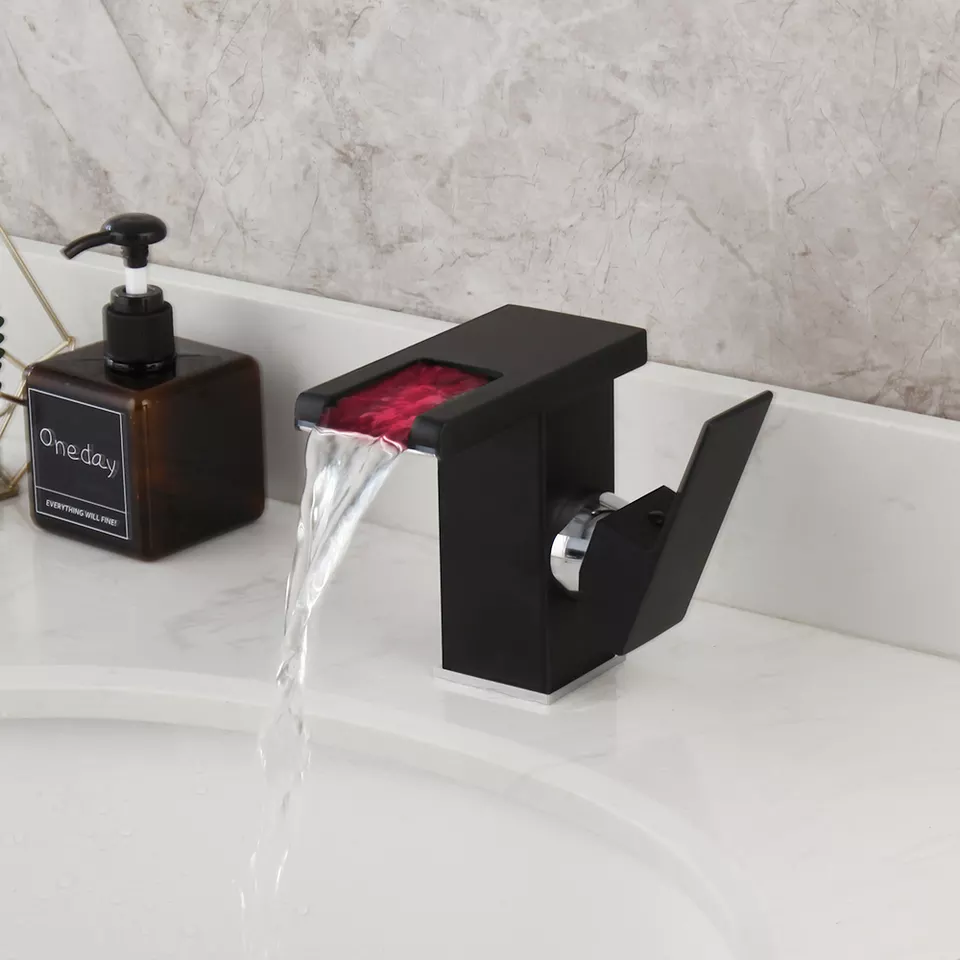 Змішувач дизайнерський для умивальника з чорної латуні з водоспадом, змішувач для раковини з підсвічуванням Кам'янець-Подільський - фото 4