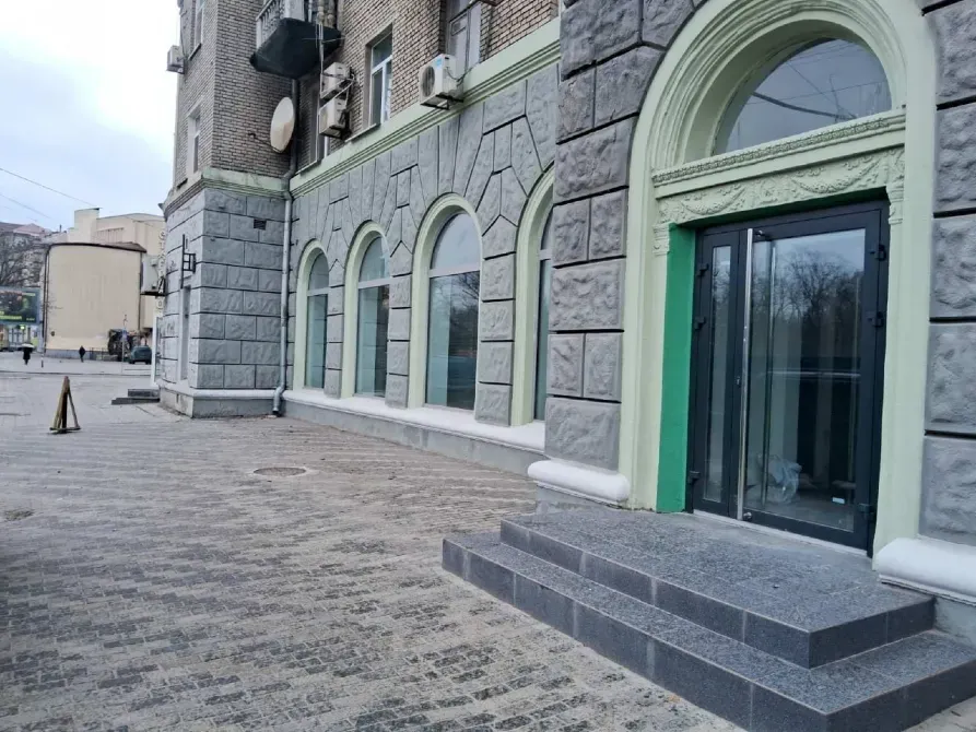 Магазин\ приміщення в центрі міста. Червона лінія з окремим входом, великі вітринні вікна. Дніпро - фото 1