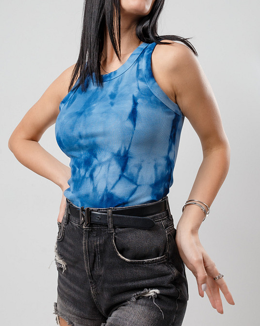 Облягаюча майка тай-дай 