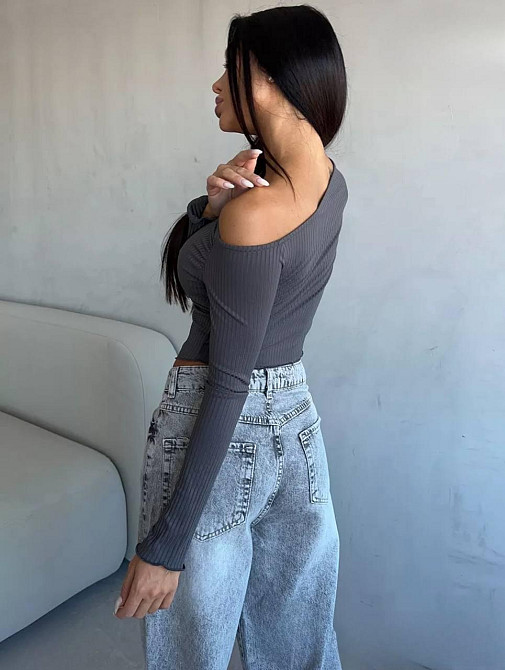 Жіночий базовий асиметричний лонгслів з відкритим плечем рубчик Одеса - фото 6