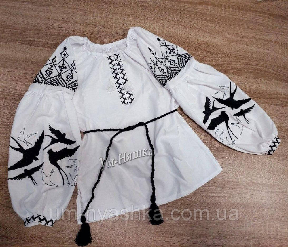 Жіноча вишиванка з чорною вишивкою на домотканному полотні Ластівки Кривий Ріг - фото 4