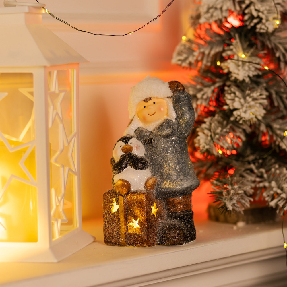 Yiwu Новорічна декоративна фігурка з підсвіткою 9×10×19 см Новорічний декор Дівчинка з подарунк Коломия - фото 1