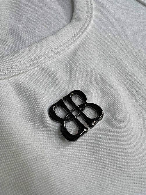 Майка женская A-N 25001 с широкими бретелями и металлическим значком буквы, белый, one size Киев - изображение 3