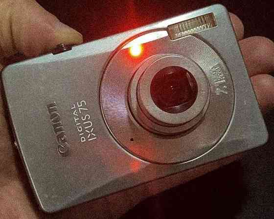 Canon IXUS 75 компактний цифровий фотоапарат тонкий сріблястий. Харків