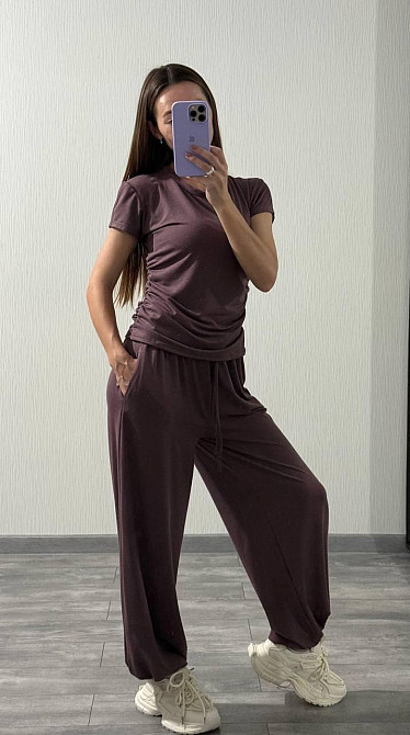 Жіночий прогулянковий оверсайз костюм-двійка: футболка та штани віскоза Шоколад Одеса - фото 4