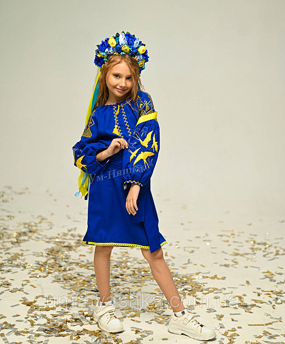 Детское вышитое платье с ласточками 