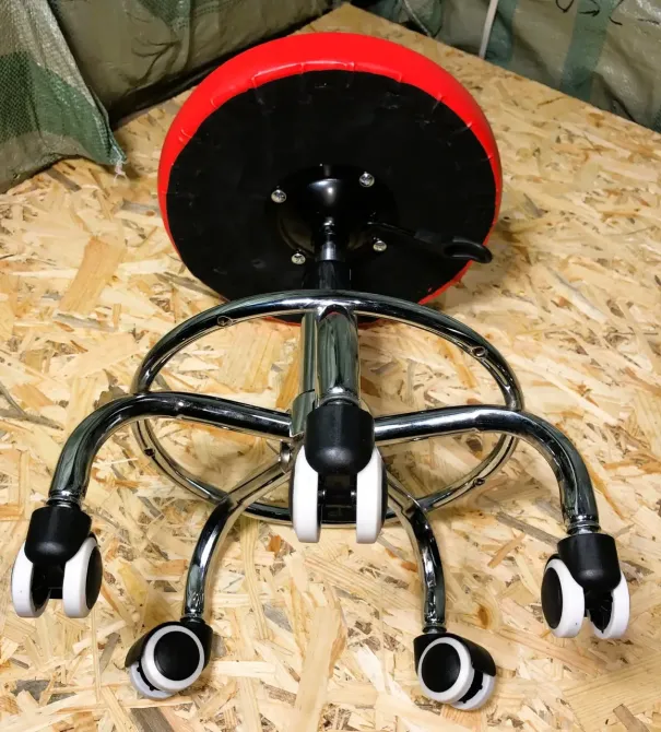 Стул косметологический без спинки на колесах с подставкой для ног, регулировка высоты Красный Киев - изображение 5