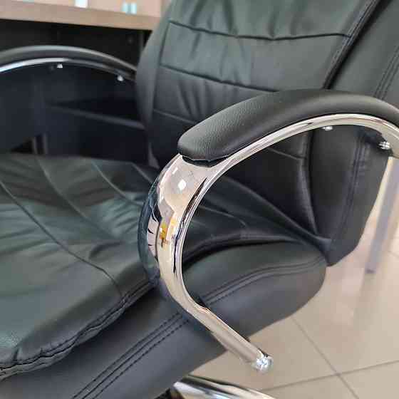 Крісло поворотне Q-154 чорна шкіра / екошкіра Дніпро