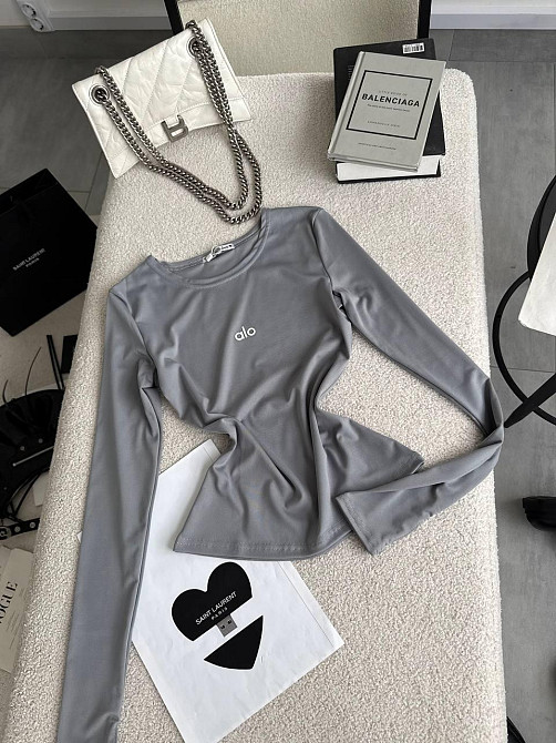 Стильний жіночий базовий лонгслів із написом і вирізом під пальчик мікродайвінг Сірий Одеса - фото 6