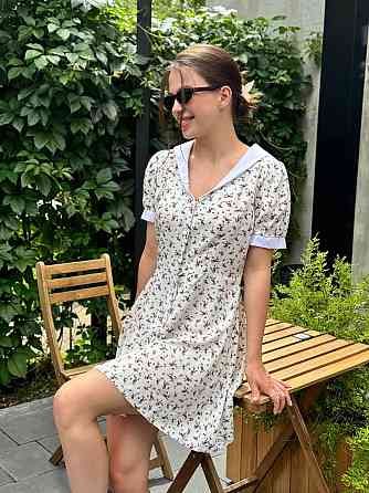 Жіноча легка міні-сукня з штапелю з білим комірцем Червоні квіти XS-S Харків