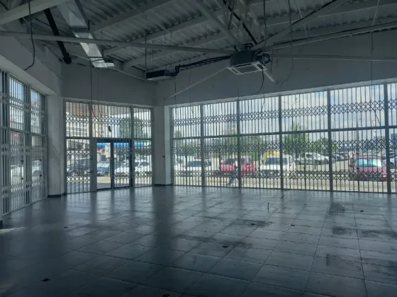 Приміщення в центрі міста. Червона лінія, окремий вхід, вікна на червону лінію. Гарний пішохідний і автомобільний трафік, по сусідству сильні якірні п Дніпро