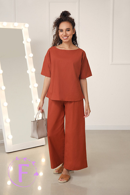 Женский костюм свободного кроя из натурального льна 