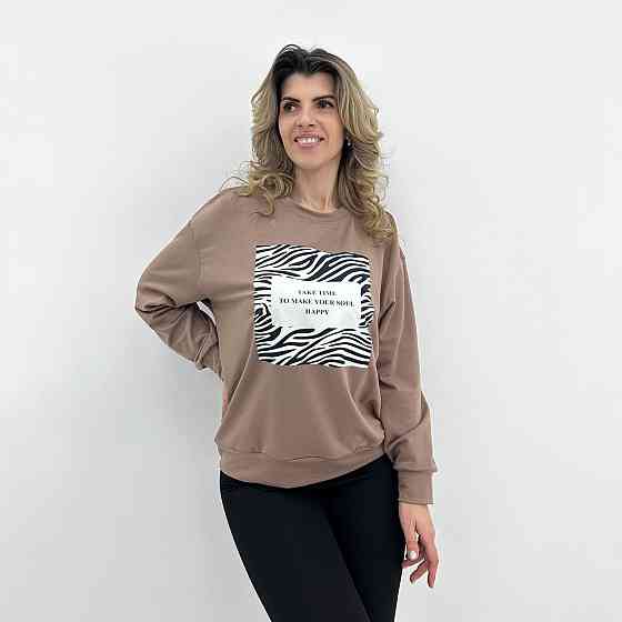 Женский свитшот с анималистичным принтом 