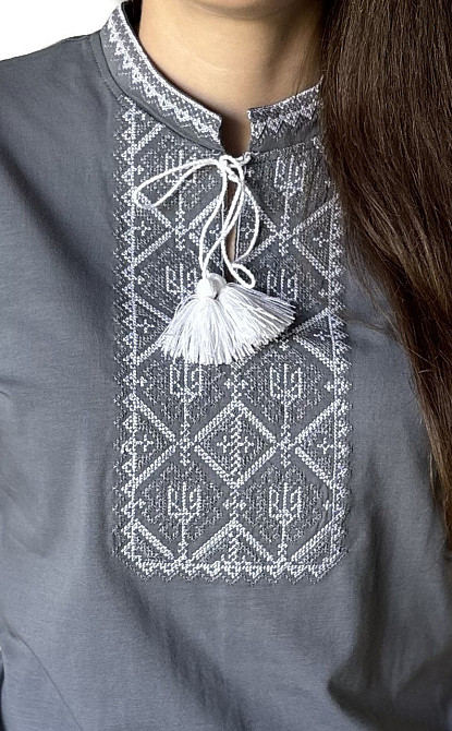 Женская вышитая футболка серая с бело-серым орнаментом Киев - изображение 3