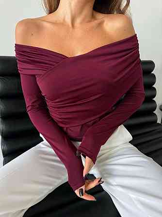 Жіночий романтичний лонгслів зі спущеними плечима трикотаж масло Марсала Одеса