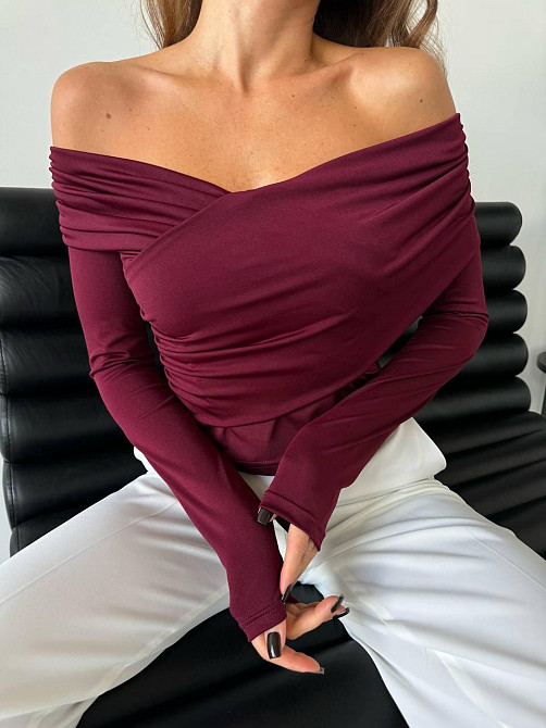 Жіночий романтичний лонгслів зі спущеними плечима трикотаж масло Марсала Одеса - фото 1