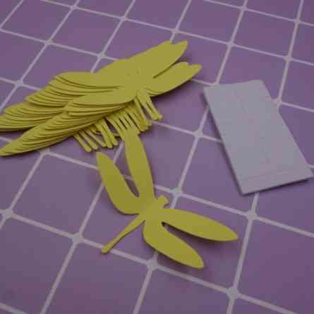 Гарний декор на стіну бабки жовті - у наборі 20 штук розміром 7*3,5 см, картон, є 2-х сторонній скотч Київ